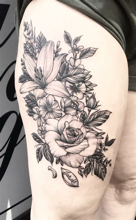 tatuagem feminina de flor na coxa|28 Inspirações para Tatuagens Femininas na Coxa:。